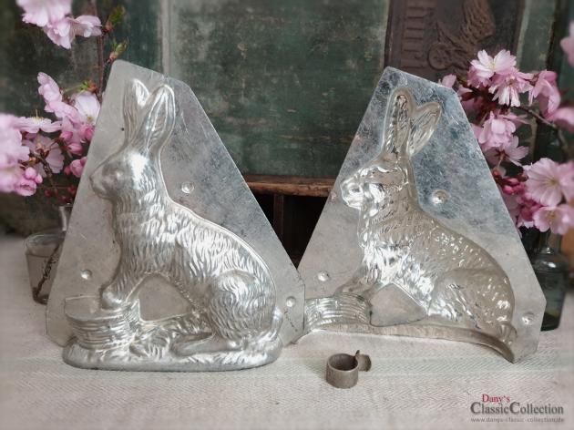 VERKAUFT ! Schokoladenform Hase 18 cm ~ Osterhase mit Pfoten auf Korb ~ Vintage Oster Dekoration ~ Made in Germany ~ Frohe Ostern ~ hy5111