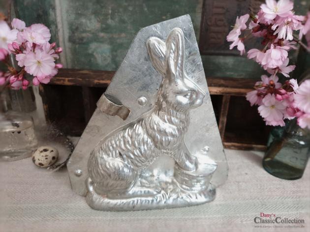 VERKAUFT ! Schokoladenform Hase 18 cm ~ Osterhase mit Pfoten auf Korb ~ Vintage Oster Dekoration ~ Made in Germany ~ Frohe Ostern ~ hy5111