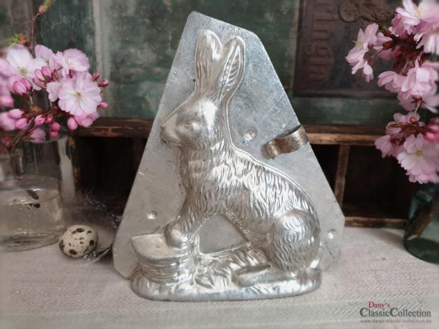 VERKAUFT ! Schokoladenform Hase 18 cm ~ Osterhase mit Pfoten auf Korb ~ Vintage Oster Dekoration ~ Made in Germany ~ Frohe Ostern ~ hy5111