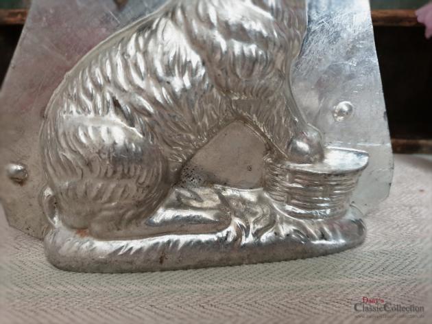 VERKAUFT ! Schokoladenform Hase 18 cm ~ Osterhase mit Pfoten auf Korb ~ Vintage Oster Dekoration ~ Made in Germany ~ Frohe Ostern ~ hy5111