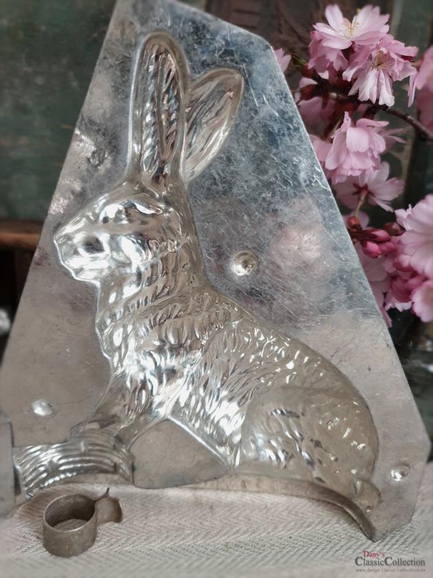 VERKAUFT ! Schokoladenform Hase 18 cm ~ Osterhase mit Pfoten auf Korb ~ Vintage Oster Dekoration ~ Made in Germany ~ Frohe Ostern ~ hy5111