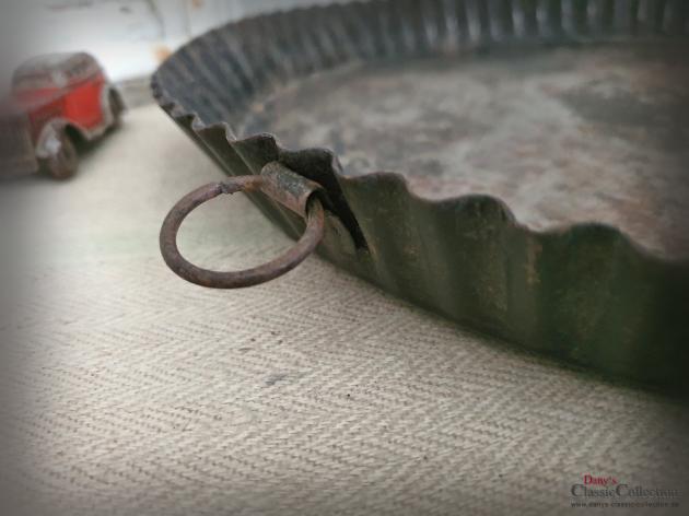 VERKAUFT ! Tarteblech Ø 34 cm mit Aufhänger ~ Tarteblech gewellt ~ altes Backblech ~ alte Backform ~ Vintage Tablett ~ Landhausküche ~ hy5090