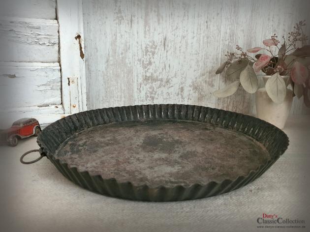 VERKAUFT ! Tarteblech Ø 34 cm mit Aufhänger ~ Tarteblech gewellt ~ altes Backblech ~ alte Backform ~ Vintage Tablett ~ Landhausküche ~ hy5090