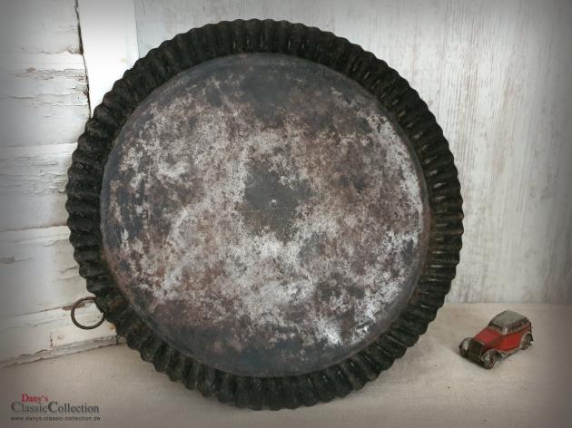 VERKAUFT ! Tarteblech Ø 34 cm mit Aufhänger ~ Tarteblech gewellt ~ altes Backblech ~ alte Backform ~ Vintage Tablett ~ Landhausküche ~ hy5090