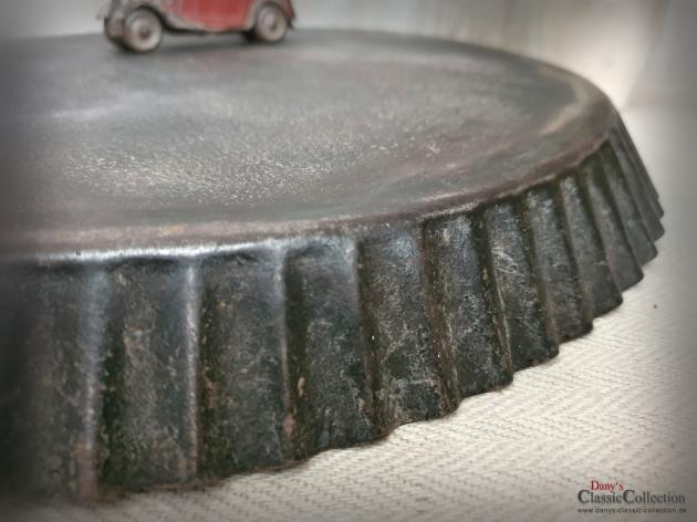 VERKAUFT ! Tarteblech Ø 34 cm mit Aufhänger ~ Tarteblech gewellt ~ altes Backblech ~ alte Backform ~ Vintage Tablett ~ Landhausküche ~ hy5090