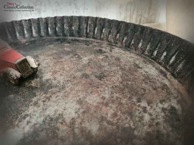 VERKAUFT ! Tarteblech Ø 34 cm mit Aufhänger ~ Tarteblech gewellt ~ altes Backblech ~ alte Backform ~ Vintage Tablett ~ Landhausküche ~ hy5090