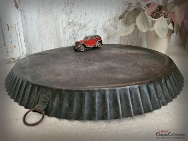 VERKAUFT ! Tarteblech Ø 34 cm mit Aufhänger ~ Tarteblech gewellt ~ altes Backblech ~ alte Backform ~ Vintage Tablett ~ Landhausküche ~ hy5090