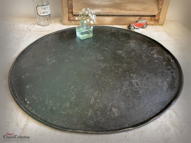 VERKAUFT ! Backblech alt Ø 47,5 cm ~ rundes Tablett ~ Ottomane ~ Tischtablett ~ Shabby Magnetwand ~ stabiles Memoboard ~ Vintage Deko ~ hy5860b1