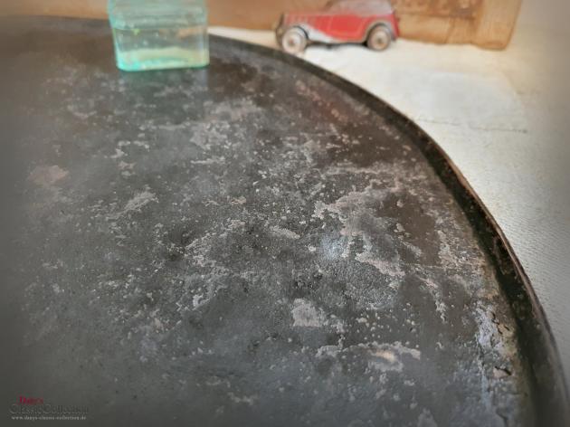 VERKAUFT ! Backblech alt Ø 47,5 cm ~ rundes Tablett ~ Ottomane ~ Tischtablett ~ Shabby Magnetwand ~ stabiles Memoboard ~ Vintage Deko ~ hy5860b1