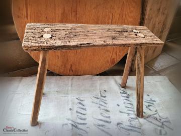 VERKAUFT ! Rustikaler Holzhocker ~ alter Schemel ~ Hocker alt ~ Holzbank ~ Beistelltisch ~ Regal ~ Vintage Shabby chic ~ hy5550