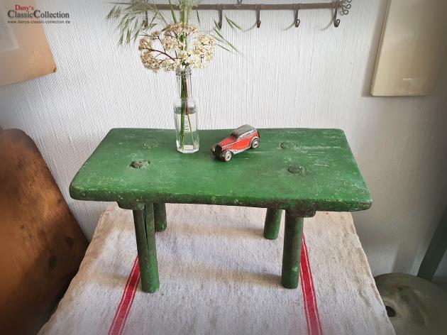 VERKAUFT ! Grüner Holzhocker ~ Originallack ~ alter Schemel ~ rustikaler Hocker alt ~ Holzbank ~ Beistelltisch ~ Vintage Shabby chic ~ hw3611