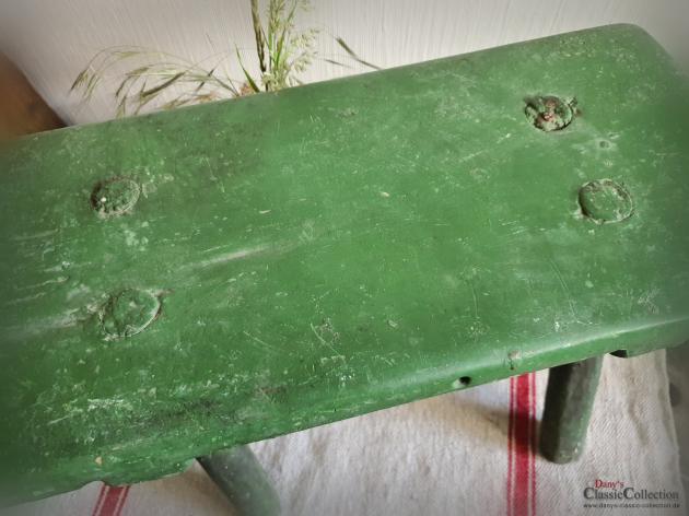 VERKAUFT ! Grüner Holzhocker ~ Originallack ~ alter Schemel ~ rustikaler Hocker alt ~ Holzbank ~ Beistelltisch ~ Vintage Shabby chic ~ hw3611
