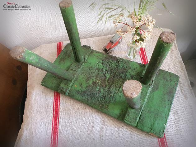 VERKAUFT ! Grüner Holzhocker ~ Originallack ~ alter Schemel ~ rustikaler Hocker alt ~ Holzbank ~ Beistelltisch ~ Vintage Shabby chic ~ hw3611