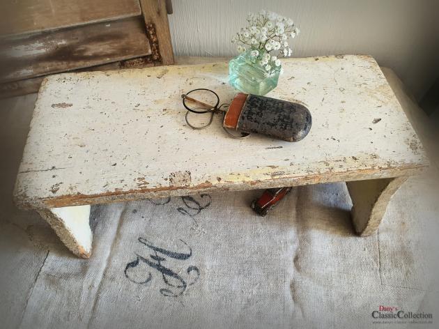 VERKAUFT ! Schemel shabby altweiß ~ Vintage Fußhocker ~ Holz Hocker ~ Tritt ~ Fußbank ~ Original Lack ~ Landhaus ~ Cottage Style ~ hy5554