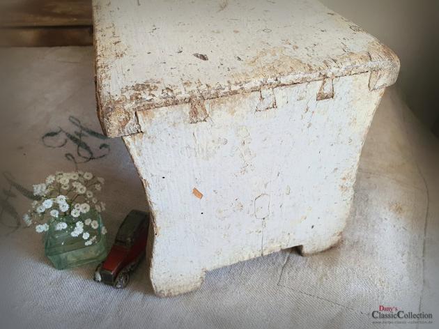 VERKAUFT ! Schemel shabby altweiß ~ Vintage Fußhocker ~ Holz Hocker ~ Tritt ~ Fußbank ~ Original Lack ~ Landhaus ~ Cottage Style ~ hy5554
