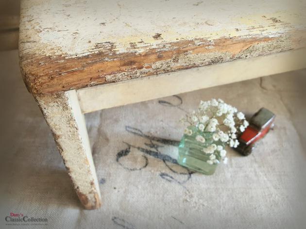 VERKAUFT ! Schemel shabby altweiß ~ Vintage Fußhocker ~ Holz Hocker ~ Tritt ~ Fußbank ~ Original Lack ~ Landhaus ~ Cottage Style ~ hy5554