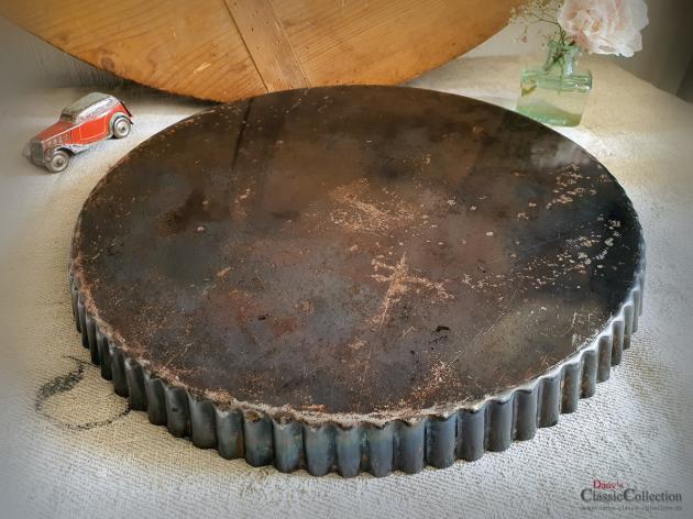 VERKAUFT ! Tarteblech Ø 32 cm mit Initialen M.G. ~ Tarteblech gewellt ~ altes Backblech ~ alte Backform ~ Vintage Tablett ~ Landhausküche ~ hz6414f3