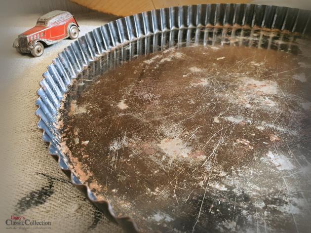 VERKAUFT ! Tarteblech Ø 32 cm mit Initialen M.G. ~ Tarteblech gewellt ~ altes Backblech ~ alte Backform ~ Vintage Tablett ~ Landhausküche ~ hz6414f3