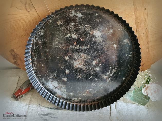 VERKAUFT ! Tarteblech Ø 32 cm mit Initialen M.G. ~ Tarteblech gewellt ~ altes Backblech ~ alte Backform ~ Vintage Tablett ~ Landhausküche ~ hz6414f3