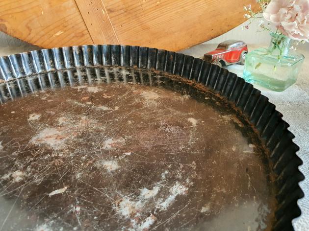 VERKAUFT ! Tarteblech Ø 32 cm mit Initialen M.G. ~ Tarteblech gewellt ~ altes Backblech ~ alte Backform ~ Vintage Tablett ~ Landhausküche ~ hz6414f3