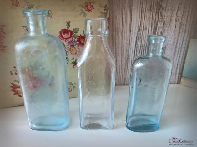 VERKAUFT ! Konvolut mit 3 antiken Flaschen ~ aquamarin farbenes Glas ~ Vintage Väschen ~ Viktorianische Shabby Deko ~ hz6426s1