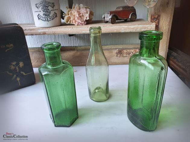 VERKAUFT ! Konvolut mit 3 antiken Flaschen ~ grünes altes Glas ~ Vintage Väschen ~ Viktorianische Shabby Deko ~ hz6426bg
