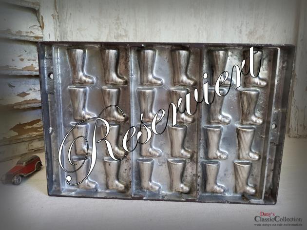 VERKAUFT ! 24 Stiefel alte Schokoladenform ~ Herbstdeko ~ Adventskalender ~ Vintage Homedecor ~ Sammlerstück ~ Landhaus Deko ~ Weihnachtsdeko ~ hx4772