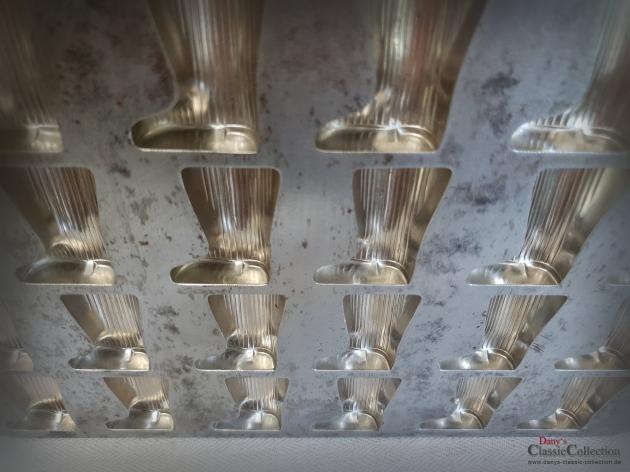 VERKAUFT ! 24 Stiefel alte Schokoladenform ~ Herbstdeko ~ Adventskalender ~ Vintage Homedecor ~ Sammlerstück ~ Landhaus Deko ~ Weihnachtsdeko ~ hx4772