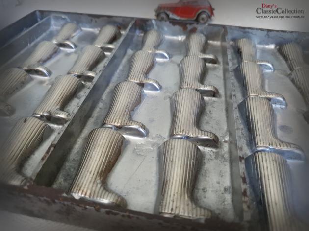 VERKAUFT ! 24 Stiefel alte Schokoladenform ~ Herbstdeko ~ Adventskalender ~ Vintage Homedecor ~ Sammlerstück ~ Landhaus Deko ~ Weihnachtsdeko ~ hx4772