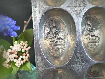 VERKAUFT ! Schokoladenform 8 rudende Hasen ~ Schokoladenei ~ Vintage Homedecor ~ E.F. Teich Wien ~ Osterdekoration ~ Sammlerstück ~ hy6169rh
