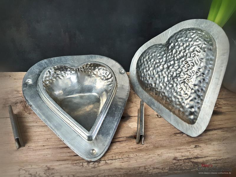 VERKAUFT ! Herz Schokoladenform 3-teilig ~ Metall Gießform ~ Vintage Home ~ Dekoration ~ Sammlerstück ~ hy6033h
