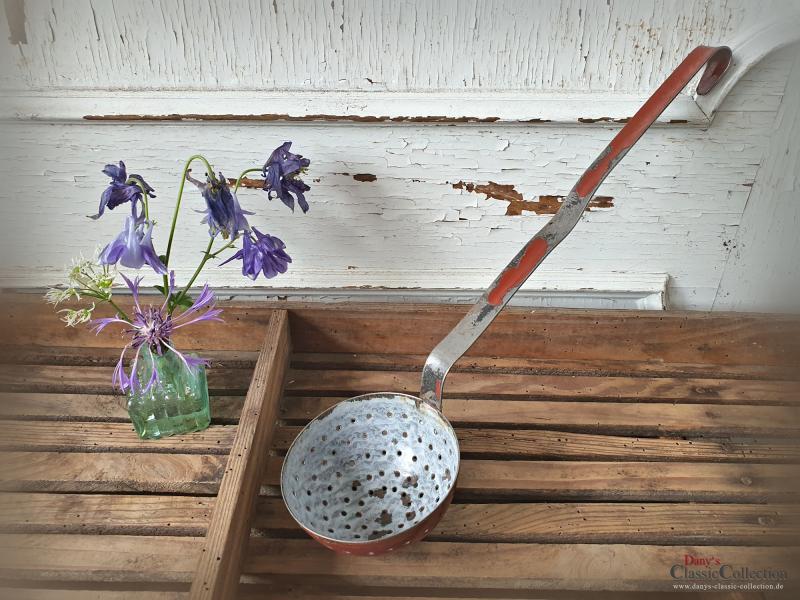 VERKAUFT ! Uralte Emaille Kelle ~ Emaille Schöpfkelle rot ~ Schaumkelle ~ Gartendeko ~ Küchendekor ~ Landhausküche ~ Bauernhaus ~ hw3316