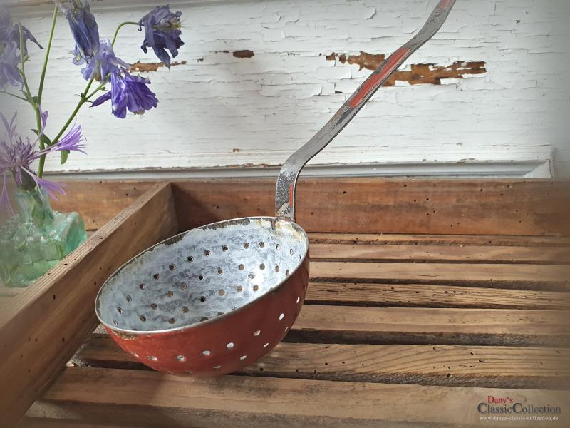 VERKAUFT ! Uralte Emaille Kelle ~ Emaille Schöpfkelle rot ~ Schaumkelle ~ Gartendeko ~ Küchendekor ~ Landhausküche ~ Bauernhaus ~ hw3316