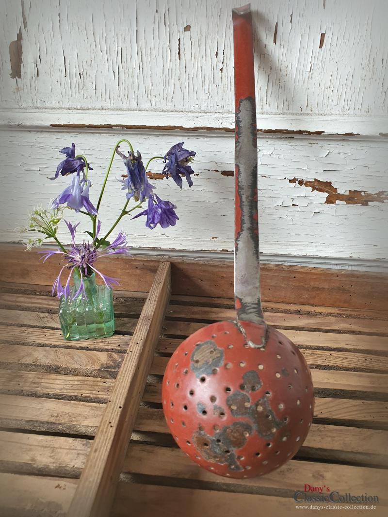 VERKAUFT ! Uralte Emaille Kelle ~ Emaille Schöpfkelle rot ~ Schaumkelle ~ Gartendeko ~ Küchendekor ~ Landhausküche ~ Bauernhaus ~ hw3316