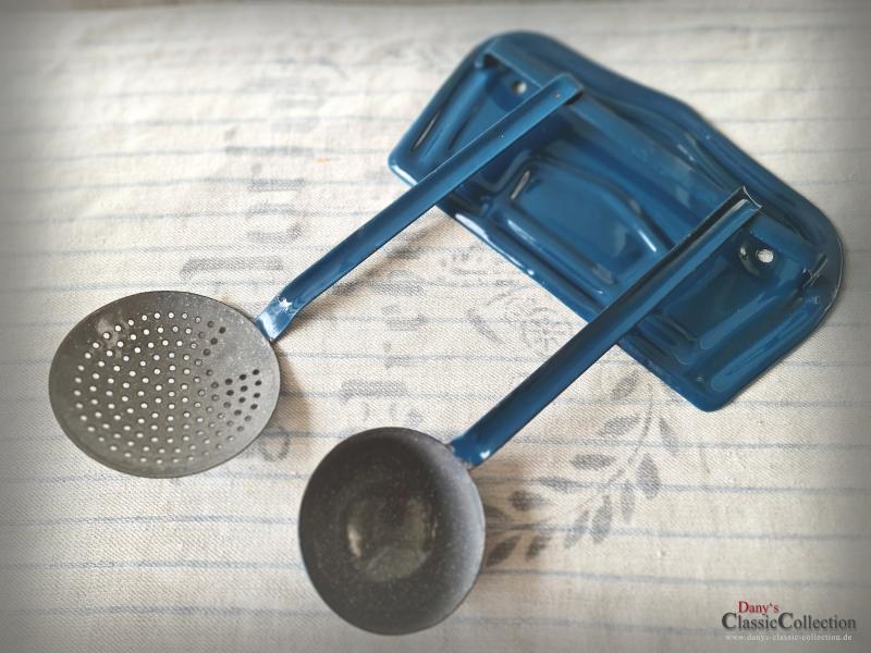 VERKAUFT ! Emaille Löffelblech ~ petrol blau ~ Wandhalterung ~ Kelle ~ Schaumkelle ~ Landhaus Küche ~ Sammlerstück ~ hx4120bl