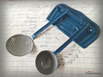 VERKAUFT ! Emaille Löffelblech ~ petrol blau ~ Wandhalterung ~ Kelle ~ Schaumkelle ~ Landhaus Küche ~ Sammlerstück ~ hx4120bl