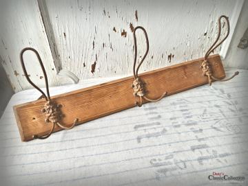 VERKAUFT ! Holz Garderobenleiste ~ Löwenkopf Hakenleiste ~ 3 Metallhaken ~ Garderobe rustikal ~ Vintage Landhaus ~ Flur ~ Gründerzeit