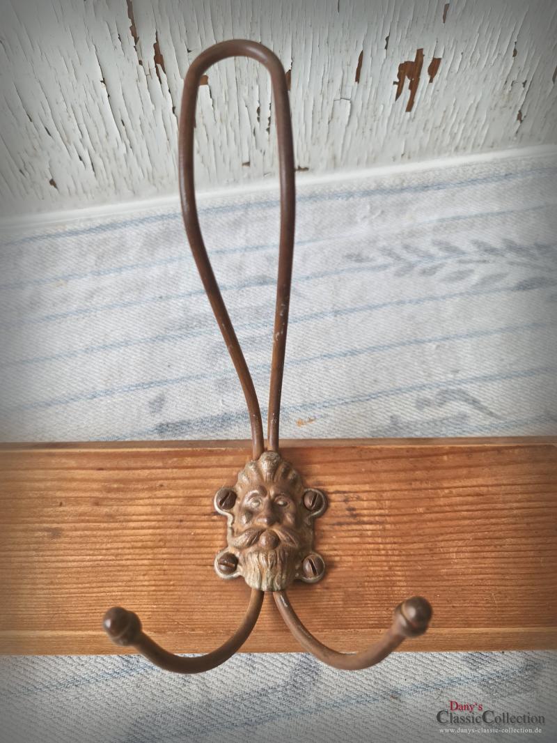 VERKAUFT ! Holz Garderobenleiste ~ Löwenkopf Hakenleiste ~ 3 Metallhaken ~ Garderobe rustikal ~ Vintage Landhaus ~ Flur ~ Gründerzeit