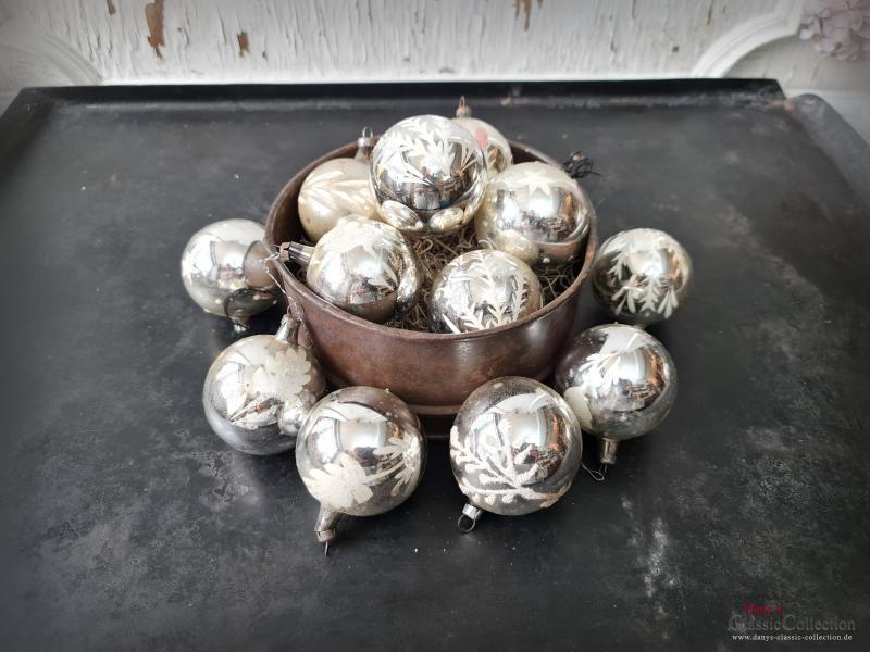 VERKAUFT ! - 12 Christbaumkugeln  Ø 5 cm ~ Weihnachtskugeln silber mit Bemalung ~ Vintage Weihnachtsbaum ~ Shabby Chic ~ nostalgische Weihnachten ~ hs2159