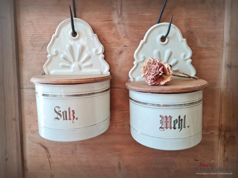 VERKAUFT ! Emaille Wandbehälter ~ Salz & Mehl ~ Vorratsbehälter ~ Wandmontage ~ Vorratstopf ~ Deckeldose ~ rustikale Landhaus Küche ~ hw3407