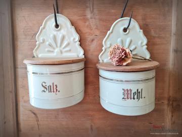 VERKAUFT ! Emaille Wandbehälter ~ Salz & Mehl ~ Vorratsbehälter ~ Wandmontage ~ Vorratstopf ~ Deckeldose ~ rustikale Landhaus Küche ~ hw3407