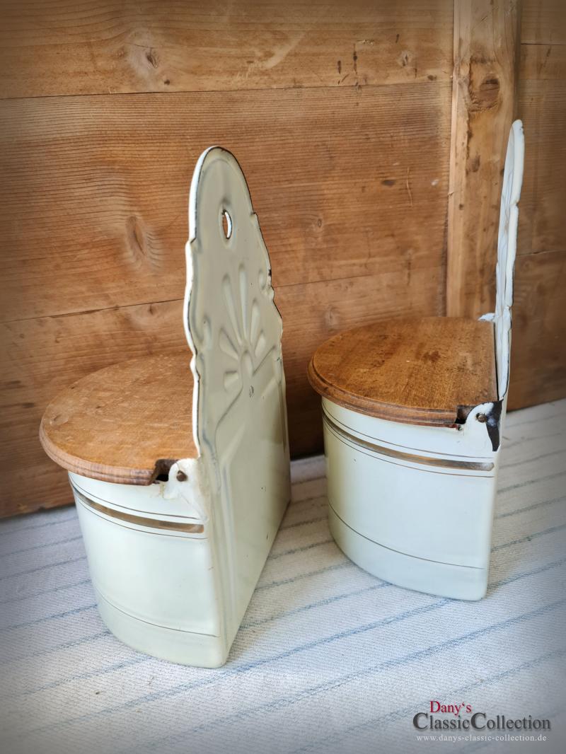VERKAUFT ! Emaille Wandbehälter ~ Salz & Mehl ~ Vorratsbehälter ~ Wandmontage ~ Vorratstopf ~ Deckeldose ~ rustikale Landhaus Küche ~ hw3407