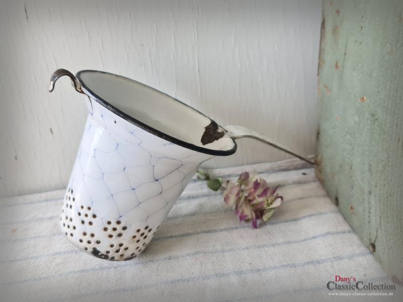 Altes Emaille Sieb schmal ~ weiß blaues Wabenmuster ~ Landhaus Küche ~ Sammlerstück