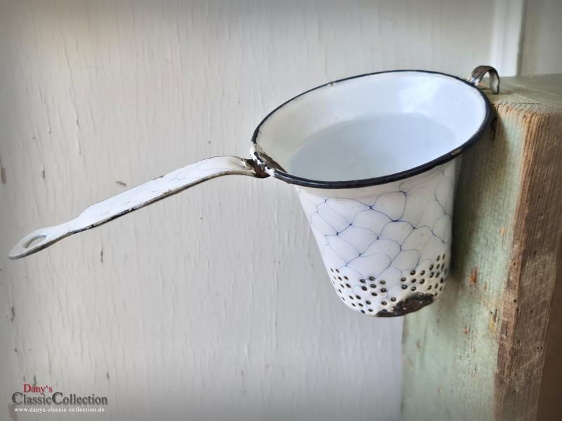 Altes Emaille Sieb schmal ~ weiß blaues Wabenmuster ~ Landhaus Küche ~ Sammlerstück