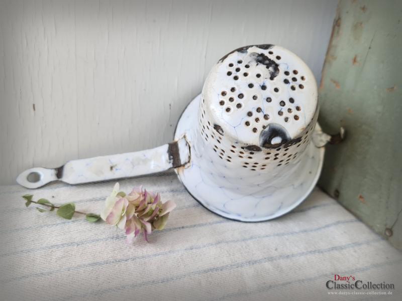 Altes Emaille Sieb schmal ~ weiß blaues Wabenmuster ~ Landhaus Küche ~ Sammlerstück