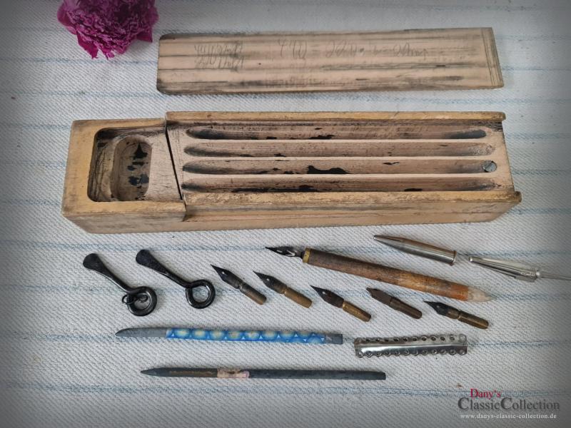 VERKAUFT ! Griffelkasten bestückt ~ Holz Stiftebox befüllt ~ Schule ~ Nostalgie ~ Schreibfeder ~ Graphitstift ~ Sammlerstück