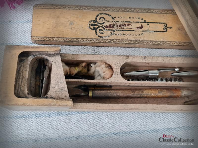 VERKAUFT ! Griffelkasten bestückt ~ Holz Stiftebox befüllt ~ Schule ~ Nostalgie ~ Schreibfeder ~ Graphitstift ~ Sammlerstück