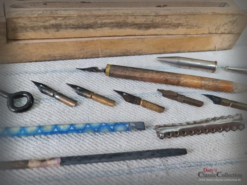VERKAUFT ! Griffelkasten bestückt ~ Holz Stiftebox befüllt ~ Schule ~ Nostalgie ~ Schreibfeder ~ Graphitstift ~ Sammlerstück