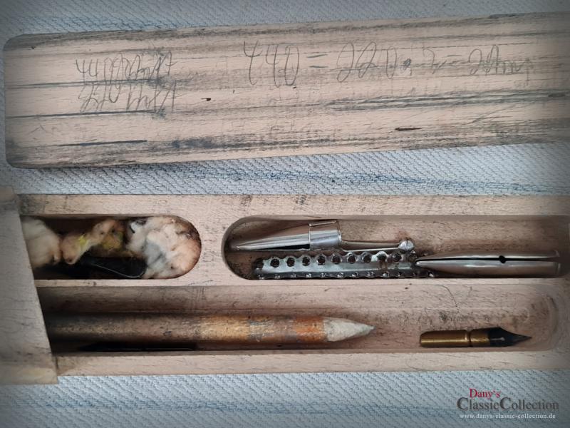 VERKAUFT ! Griffelkasten bestückt ~ Holz Stiftebox befüllt ~ Schule ~ Nostalgie ~ Schreibfeder ~ Graphitstift ~ Sammlerstück