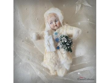 VERKAUFT ! Niedliches Winterkind ~ Schneekind ~ Wattekind mit Bäumchen ~ nostalgische Weihnachtsdeko ~ Vintage Weihnacht ~ Weihnachtsschmuck